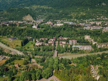 Madencilik kasabası Tquarchal veya Tkvarcheli, insansız hava aracından hava manzaralı