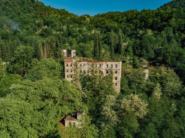 Scuola in rovina nella città mineraria fantasma Akarmara, conseguenze della guerra in Abkhazia, vista aerea dal drone — Foto Stock