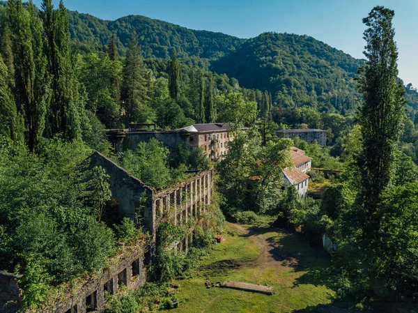 Rovinata città fantasma mineraria perduta Akarmara, conseguenze della guerra in Abkhazia, vista aerea dal drone — Foto Stock
