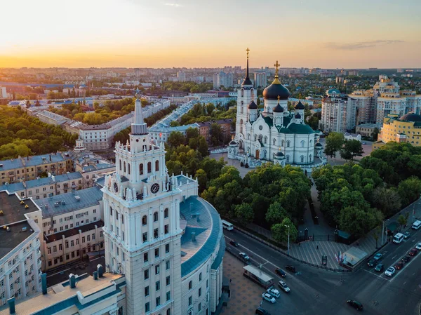 Noite verão Voronezh paisagem urbana. Torre de gestão da ferrovia sudeste e Catedral de Anunciação ao pôr-do-sol — Fotografia de Stock