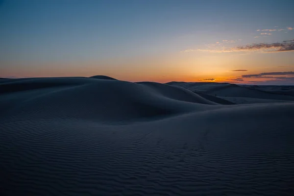 Beau coucher de soleil dans les dunes de sable sur le désert de Barkhan au Kazakhstan — Photo