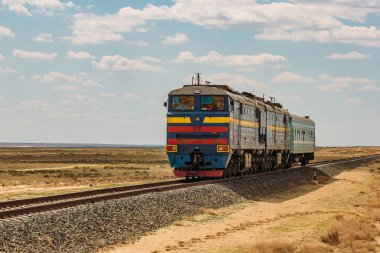 Lokomotif treni çölden geçiyor