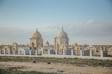 Kazakistan çölünde geleneksel Müslüman mezarlığı 