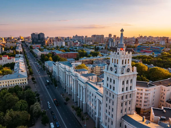 Tarde de verano Voronezh, vista aérea. Torre de gestión del ferrocarril del sudeste y perspectiva de Revolución —  Fotos de Stock