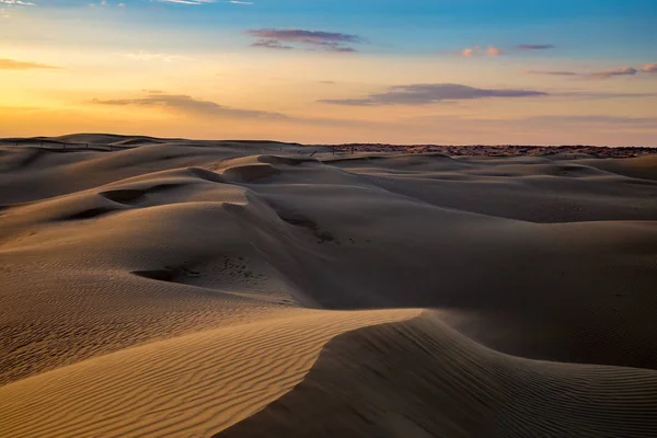 Paysage des dunes de sable dans le désert du Kazakhstan occidental — Photo