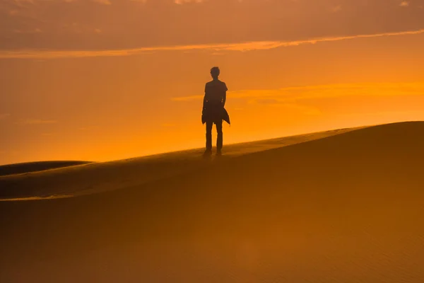 Two human silhouette in the sand desert — Stock Photo, Image