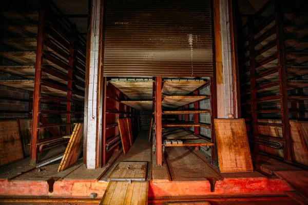 Nacht in einer verlassenen Ziegelfabrik. alter Ziegeleifen — Stockfoto