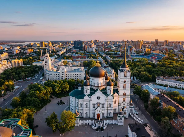 Noche de verano Voronezh paisaje urbano. Anunciación Catedral y Torre de Gestión del Ferrocarril Sureste al atardecer —  Fotos de Stock