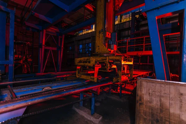 Fábrica de ladrillos abandonados por la noche. Viejo ladrillo oxidado formando machin — Foto de Stock