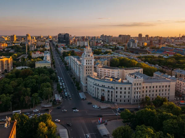 Tarde de verano Voronezh, vista aérea. Torre de gestión del ferrocarril del sudeste y perspectiva de Revolución —  Fotos de Stock