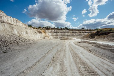 Tebeşir çukurunun gelişimi. Çöp kamyonları için yollar