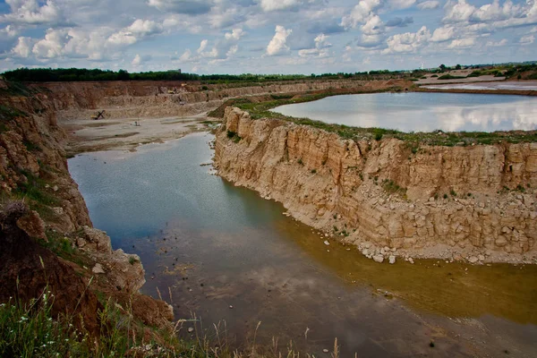 Cantera de piedra caliza con estanque —  Fotos de Stock