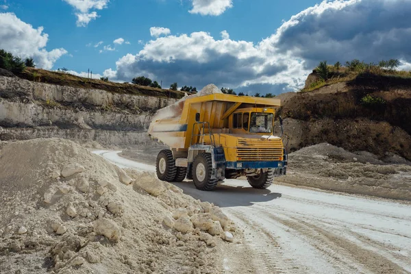 Cantera de tiza. Camión volquete en movimiento cargado con tiza — Foto de Stock