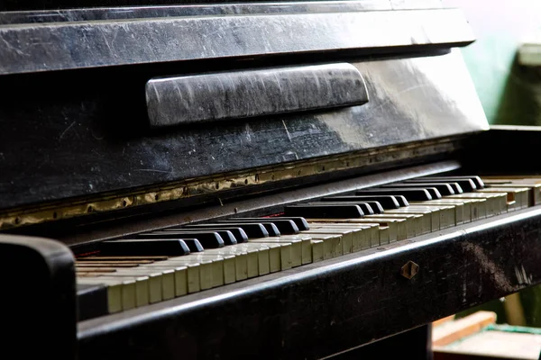 Staré rozbité piano v zničené opuštěné budově, zavřít — Stock fotografie