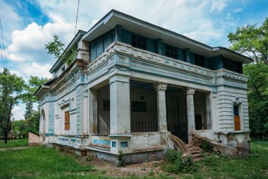 Turmasovo köyünde eski terk edilmiş konak, Tambov bölgesi