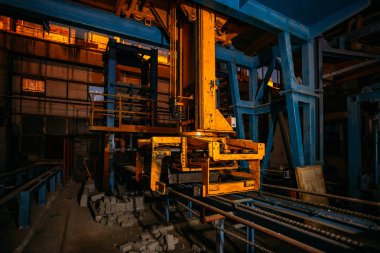 Geceleri terk edilmiş tuğla fabrikası. Eski paslı tuğla oluşum makinesi