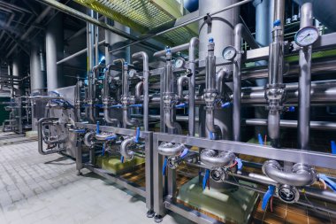 Modern bira fabrikası. Endüstriyel paslanmaz çelik borular bağlantı