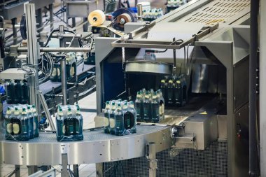 Otomatik bira şişeleme üretim hattı. Paketlenmiş bira şişeleri 