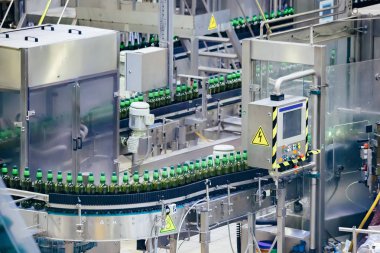 Otomatik bira şişeleme üretim hattı. Paketlenmiş bira şişeleri 