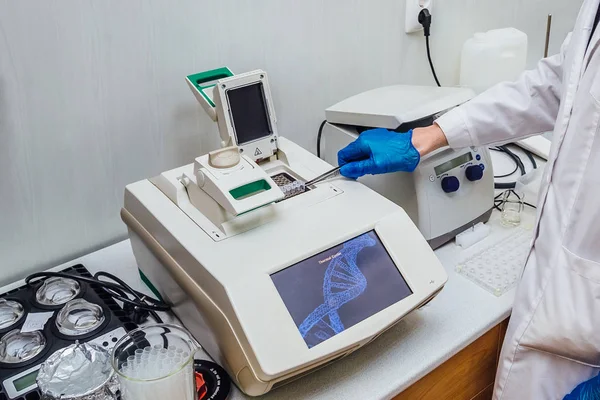 Eldivenli bilim adamı DNA örneğini eş zamanlı PCR 'a yerleştiriyor. — Stok fotoğraf