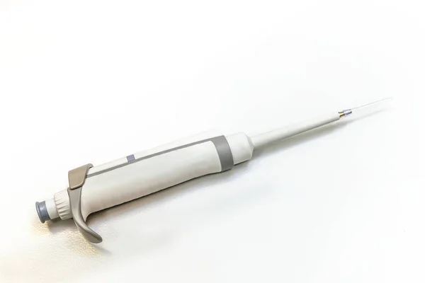 Automata pipetta adagoló fehér laboratóriumi asztalon — Stock Fotó
