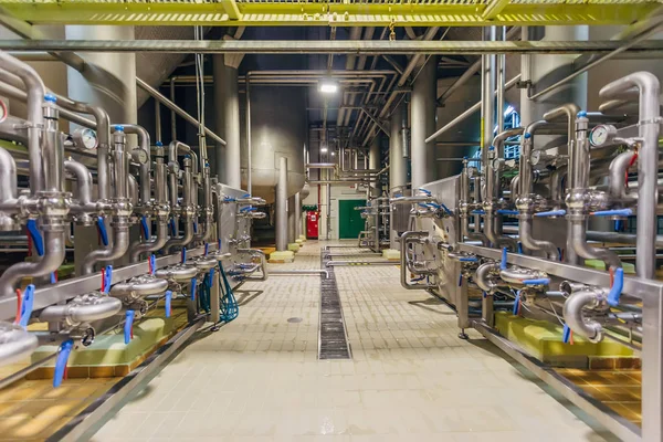 Система трубопроводов и клапанов в пивоваренном заводе для распределения и транспозиции — стоковое фото