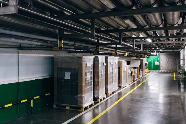 工业仓库走廊。 纸箱和聚乙烯货物 — 图库照片