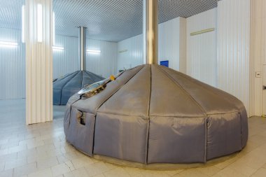 Modern bira fabrikasında mayalanmak için çelik tanklar..