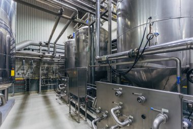 Modern bira fabrikasında endüstriyel paslanmaz çelik fıçılar 
