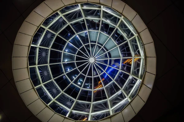 Transparente Glaskuppel, Blick von unten bei Nacht — Stockfoto