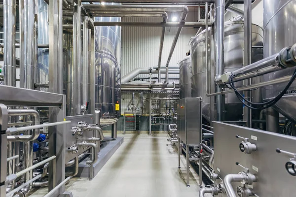 Industrielle Edelstahlbottiche in modernen Brauereien — Stockfoto