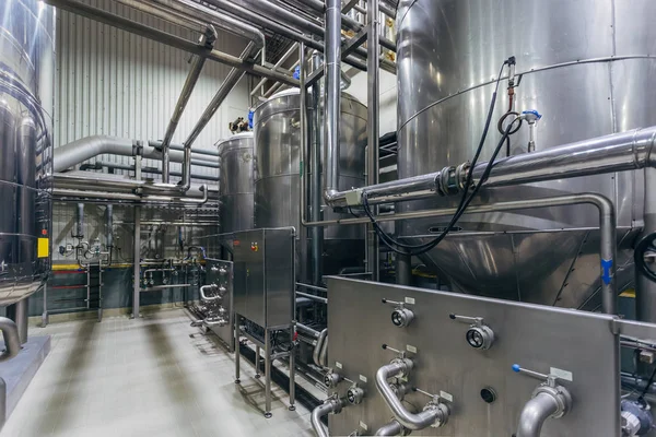 Industriële roestvrijstalen vaten in moderne brouwerij — Stockfoto