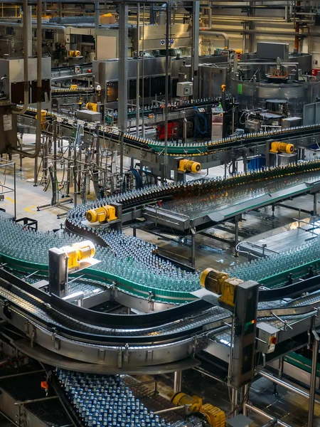 Línea de producción de embotellado de cerveza automatizada moderna — Foto de Stock
