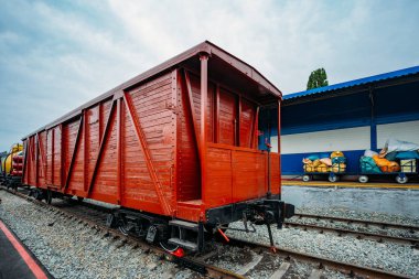 Tren istasyonundaki eski ahşap yük vagonu.