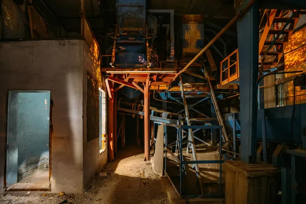 Verlaten baksteen en tegels fabriek 's nachts. Oude roestige machines — Stockfoto