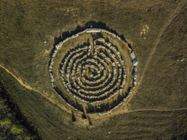 Taştan yapılmış spiral labirent, İHA 'nın üst görüntüsü