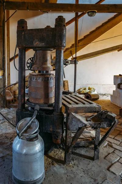 석유 압착을 위한 낡은 유조, 기계 압착기 — 스톡 사진
