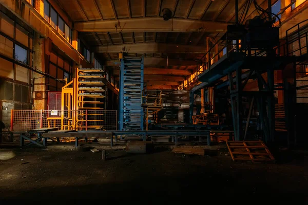 Fábrica de ladrillos abandonados y losas de pavimentación por la noche. Viejo mac oxidado —  Fotos de Stock