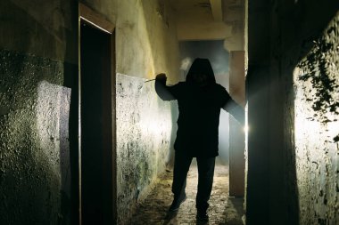 Karanlıkta bıçaklı, tüyler ürpertici bir siluet.