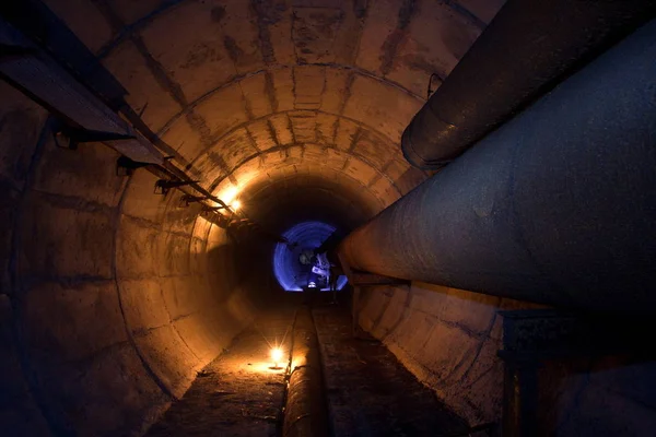 Okrągły podziemny tunel przewodu grzewczego z zardzewiałymi rurami — Zdjęcie stockowe