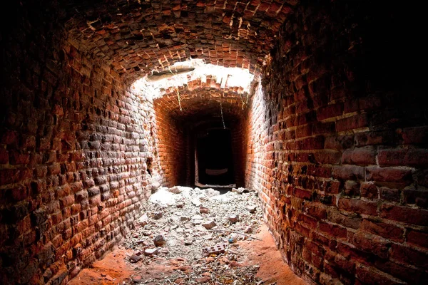 En övergiven och kollapsad historisk underjordisk passage gjord av — Stockfoto