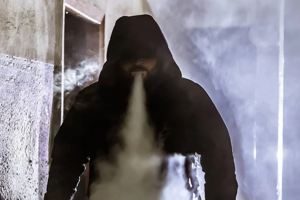 Fumar o vapear silueta de hombre en oscuro corredor sombrío —  Fotos de Stock