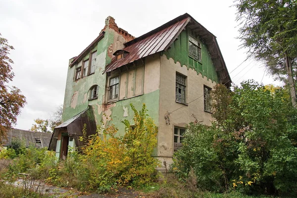 Abandoned green mansion on the territory of the estate of Olgino — Stock Photo, Image