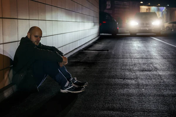 Dépression solitaire triste homme assis sur sol rue arche voiture tunn — Photo