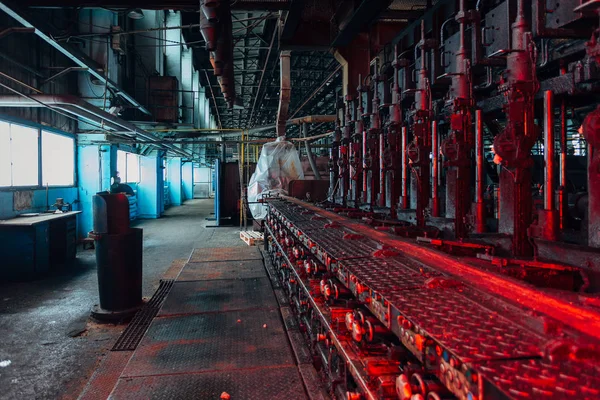 Stare zardzewiałe brudne maszyny do produkcji butelek szklanych w opuszczonych f — Zdjęcie stockowe