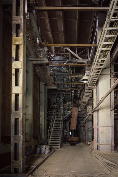 Dentro de una vieja fábrica abandonada. Rusty arruinado equipo industrial — Foto de Stock