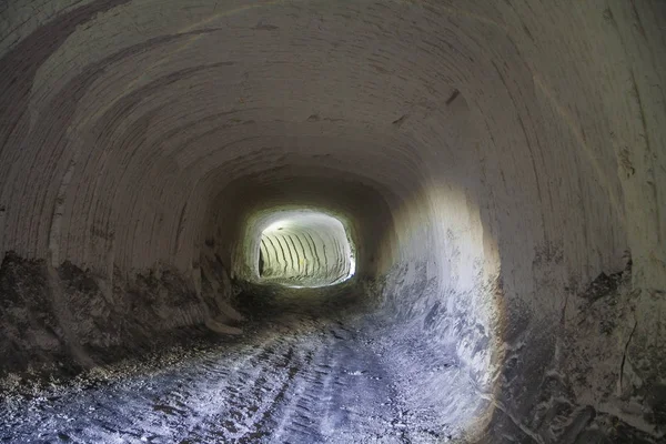 Kalkgruva tunnel med spår av borrmaskin — Stockfoto