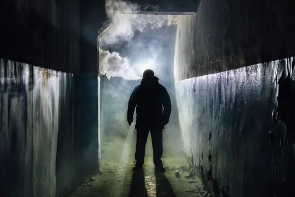 Silhouette homme fumeur ou vaporisateur dans un couloir sombre et sombre — Photo