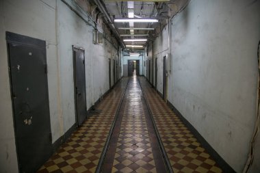 Eski fabrikanın karanlık koridoru.