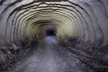 Matkap madeni tünelinde sondaj makinesi izleri var.